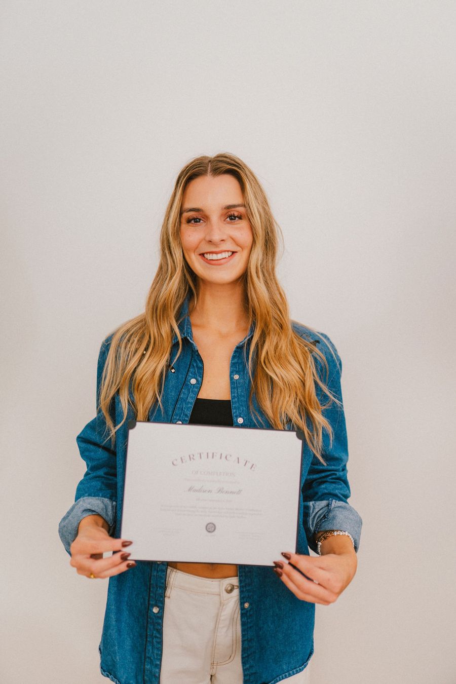 A verified NSTPA-certified spray tan professional