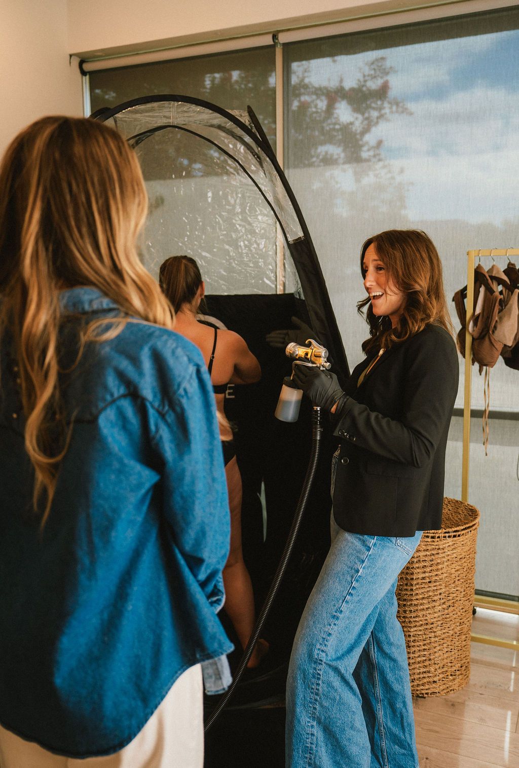 Spray tan training during the online certification course